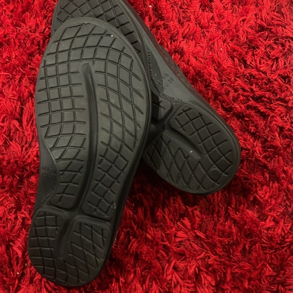 OOFOS Black women’s/men's Sandals - Picture 4 of 5